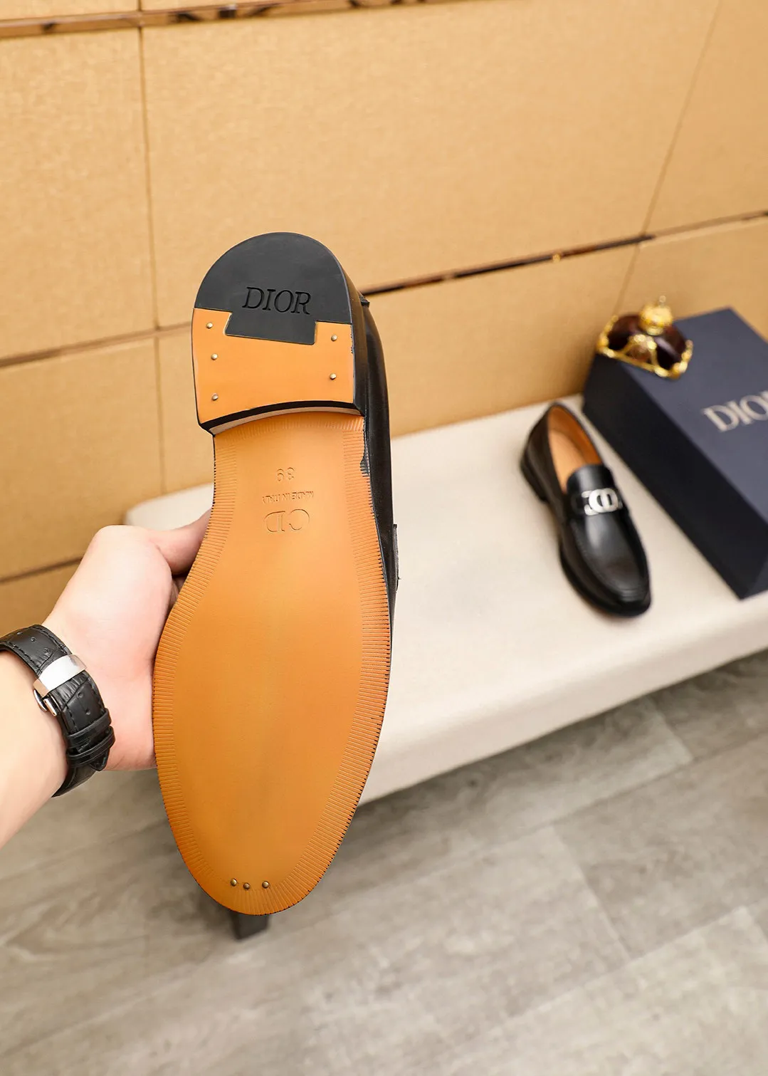 Men's shoes 💰480 💐 Product trademark: Dior "Dior" casual leather shoes Regular size: 39-44 (38.45.46🉑️Customized) Product materials: Selected Italian imported first-layer calfskin upper + classic hardware buckle, imported water-dyed 🐂 cowhide lining. Strong three-dimensional visual effect, original outsole color: 1⃣️color optional
